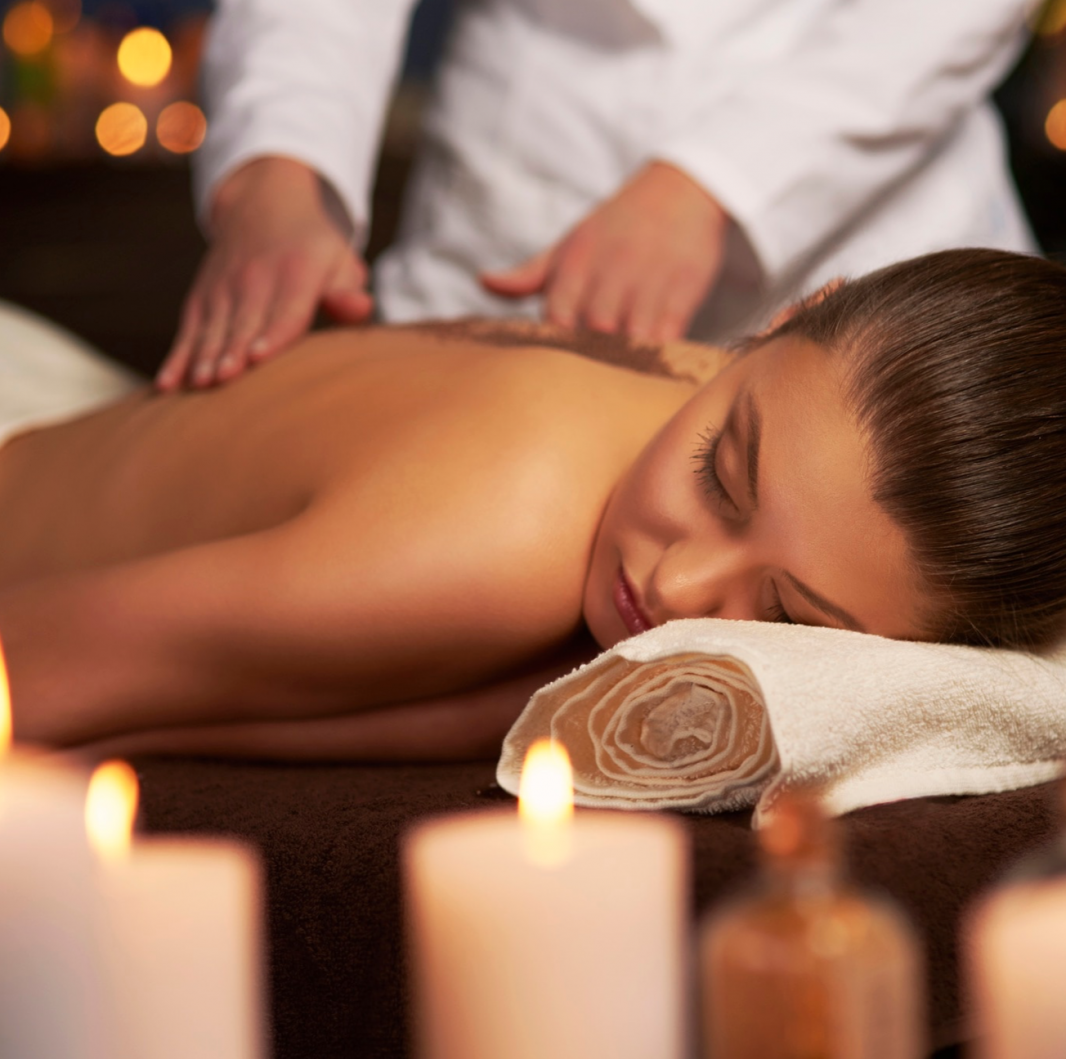 Massage détente soins femme se faisant masser